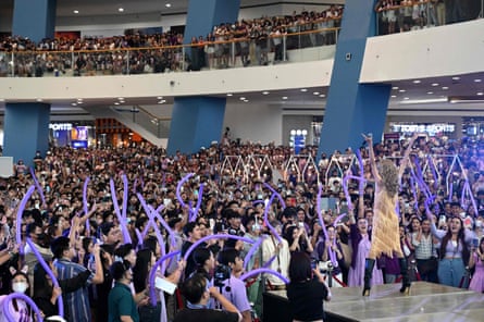 Taylor Sheesh Manila'da konser verirken binlerce inatçı Taylor Swift hayranı çığlıklarla coştu.