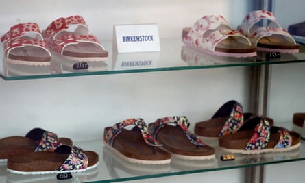 أحذية في متجر بيركنستوك في برلين، ألمانيا