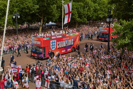 The England squad are greeted by thousands of fans