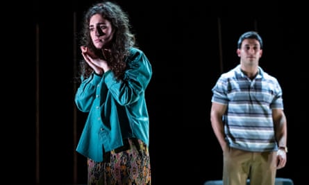 Hanna Khogali e Moe Bar-El em You Bury Me.