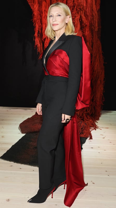 Sarah Burton dedicates final Alexander McQueen show to memory of designer | Sarah Burton | The Guardian Sarah Burton dedicates final Alexander McQueen show to memory of designer | Sarah Burton | The Guardian