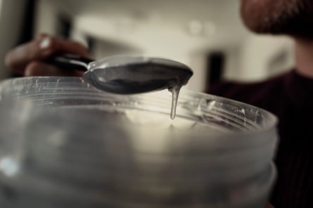 Ben Bloom tests the effectiveness of bicarb as a ‘blood buffer’.