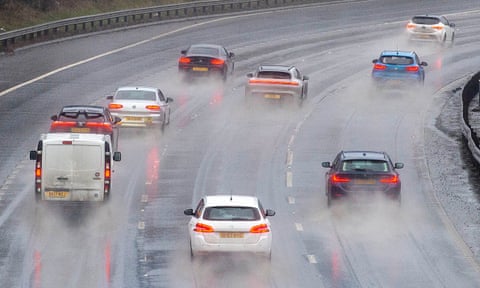 Motoristët në autostradën kryesore M8 të Skocisë dje përpara fuqisë së plotë të stuhisë Eowyn