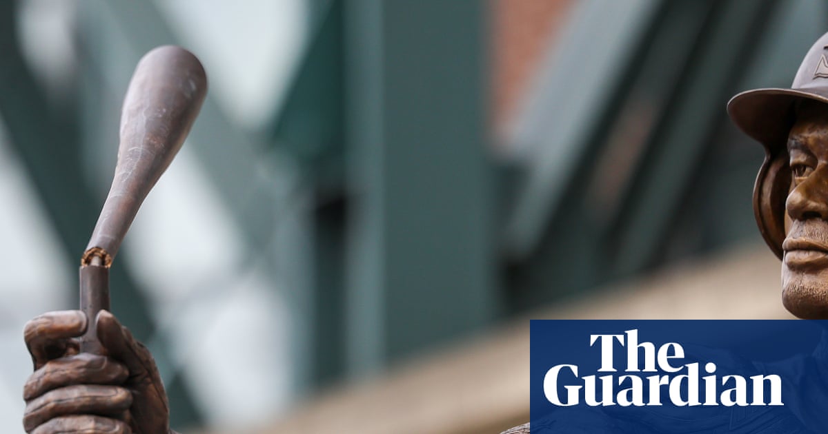 Ichiro Suzuki statue unveiling goes awry as bronze bat snaps during ceremony