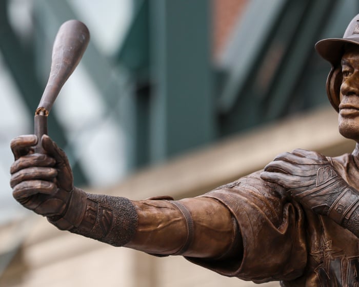 Ichiro Suzuki statue unveiling goes awry as bronze bat snaps during ceremony