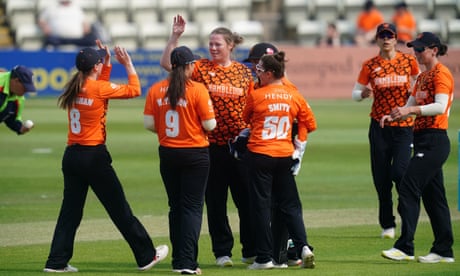 Anya Shrubsole takes early Blaze wickets to put Vipers in driving seat