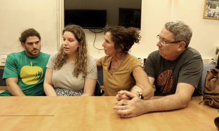 Quatro pessoas, dois homens e duas mulheres, sentam-se à mesa num hospital israelita após o ataque do Hamas.