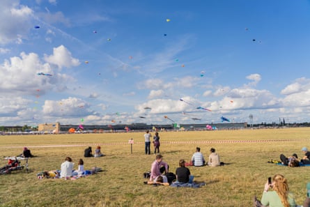 Numerous visitors came to the Festival of Giant Kites at Tempelhofer Feld in the best weather.