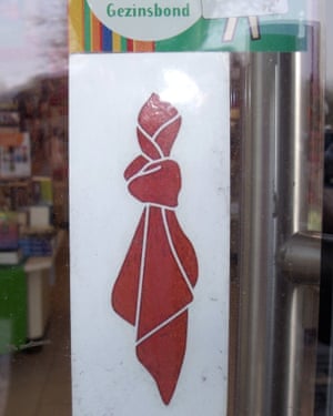 The knotted handkerchief logo that shops in Bruges use to show they are dementia-friendly.