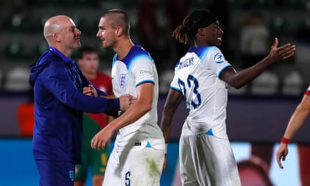 Lee Carsley memberi selamat kepada Taylor Harwood-Bellis setelah peluit akhir.