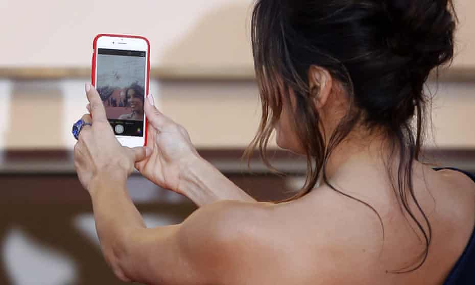 Eva Longoria takes a selfie