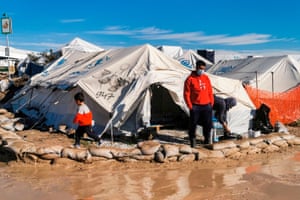 Les pluies ont laissé certaines parties du nouveau camp de Kara Tepe gorgées d'eau et les tentes ont été inondées à plusieurs reprises.