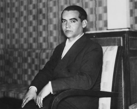 Spanish playwright and poet Federico Garcia Lorca (1898 - 1936) makes a broadcast for Spanish radio station Union Radio SA, circa 1929.