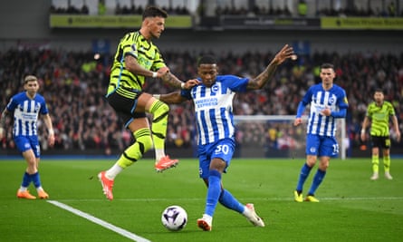 Ben White challenges the Brighton left-back Pervis Estupiñán.