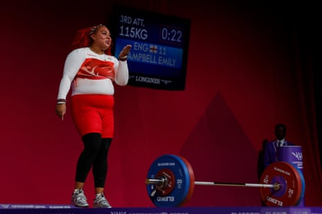 Emily Campbell, da Inglaterra, manda um beijo para a multidão depois de competir na parte de arrasto do levantamento de peso feminino de +86kg.