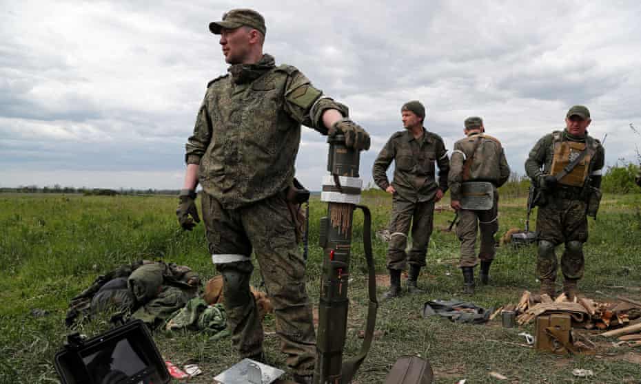 Quân đội thân Nga kiểm tra một bệ phóng chống tăng thuộc lực lượng Ukraine bên ngoài Svitlodarsk ở vùng Donetsk vào tháng trước