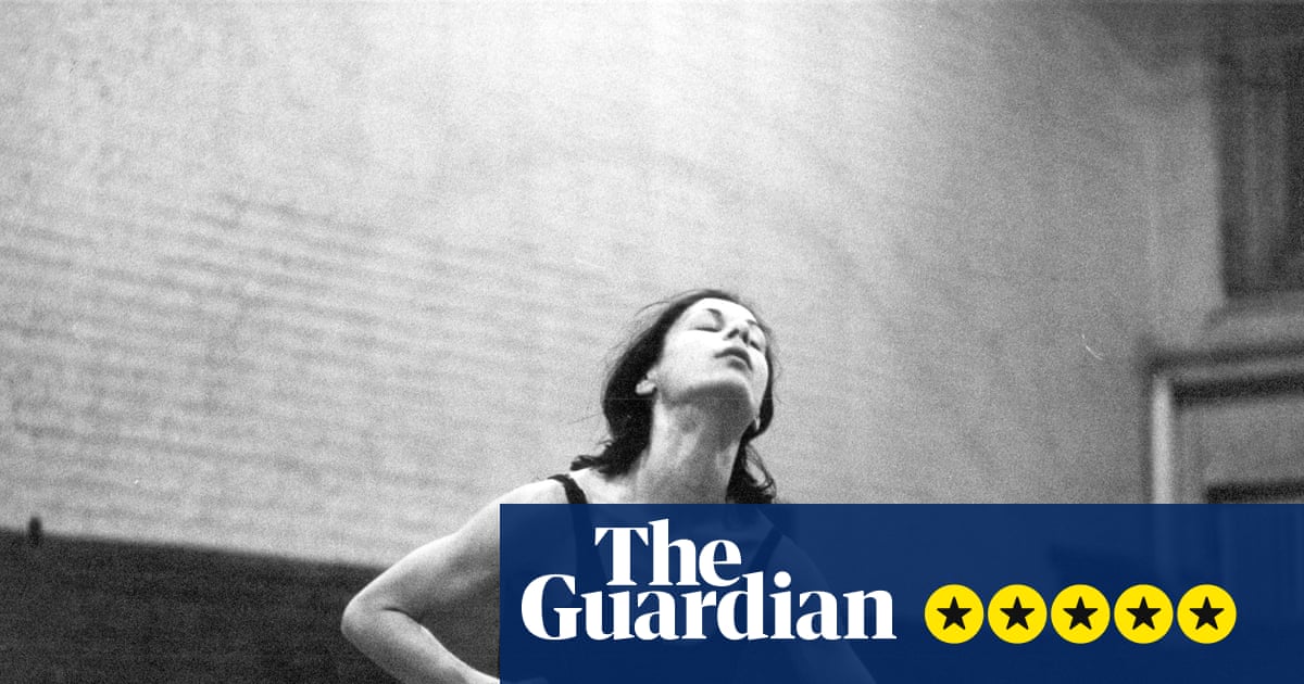 Yvonne Rainer, Trío Una revisión: ver esta emocionante actuación de forma gratuita se siente como un enorme privilegio.
