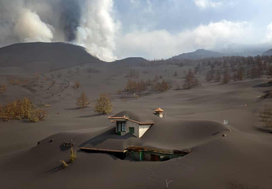 Una casa cubierta de ceniza volcánica en La Palma, España