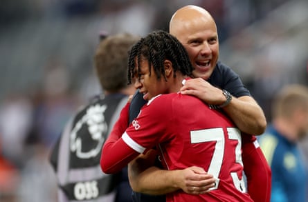 Arne Slot celebrates with Rio Ngumoha after the win at Newcastle.