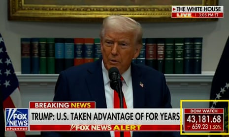 Pantalla de televisión mostrando a Trump durante anuncio de aranceles