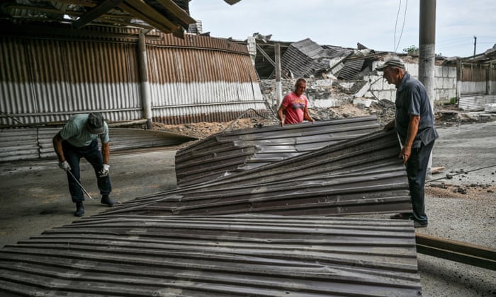Employees remove debris of a wheat storage damaged by a Russian missile strike in Zaporizhzhia RegionEmployees remove debris of a wheat storage damaged by a Russian missile strike, as Russia’s attack on Ukraine continues, in Zaporizhzhia Region, Ukraine August 5, 2022. REUTERS/Dmytro Smolienko