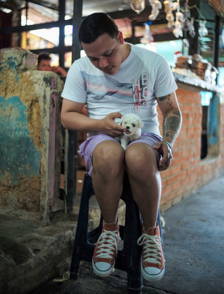 A prisoner in Tocuyito plays with a puppy given to him by a friend, it is common for prisoners to have their pets from a very young age. Tocuyito, Valencia 2021