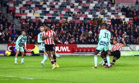 Ethan Pinnock of Brentford scores the team's first goal.