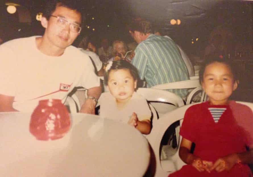 جيما تشان ، إلى اليمين ، مع والدها وأختها عام 1987.