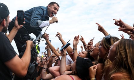 Henry Camamile of Sea Girls performs at Reading festival