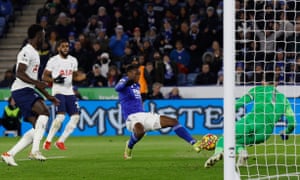 Patson Dhaka dari Leicester City menjaringkan bola dari jarak dekat untuk membuka skor di King Power Stadium.