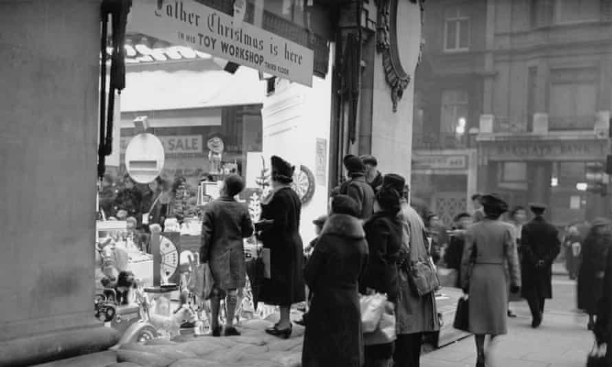 خریداران خارج از سلفریج در لندن ، دسامبر 1939.