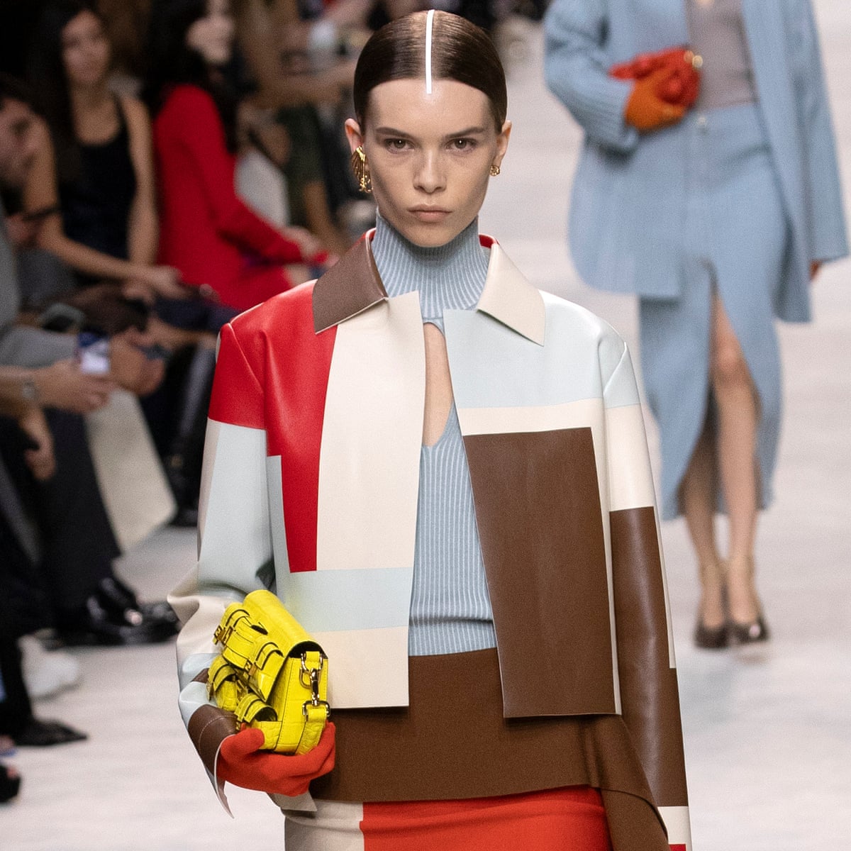 Fendi отмечает столетие яркой коллекцией: гендерная нейтральность и праздник фактур