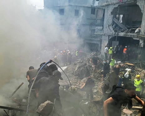 Οι πρώτοι ανταποκριτές αναζητούν επιζώντες στο σημείο της ισραηλινής επίθεσης στη συνοικία Jnah της Βηρυτού την Κυριακή