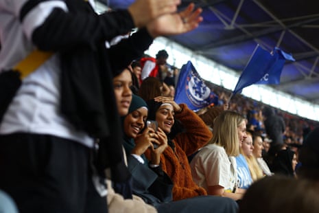 Les membres de l'équipe Atiya, 24 ans, Amilah, 15 ans et Rumaysa, 12 ans, regardent le match final de la FA Cup féminine entre Chelsea et Manchester City au stade de Wembley à Londres, en mai.
