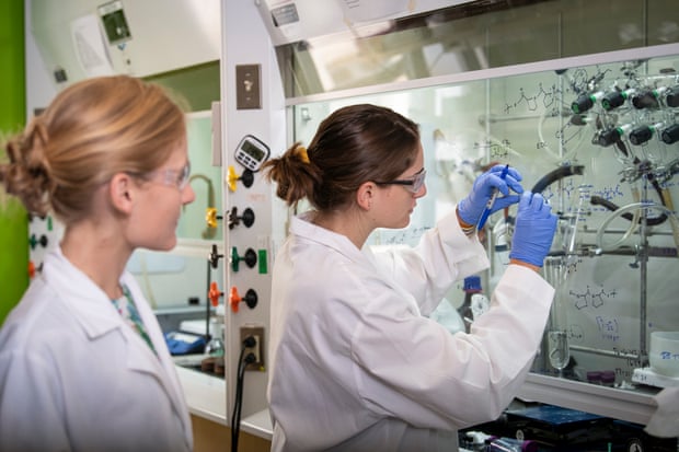 Wissenschaftler der Carnegie Mellon University arbeiten in einem Labor