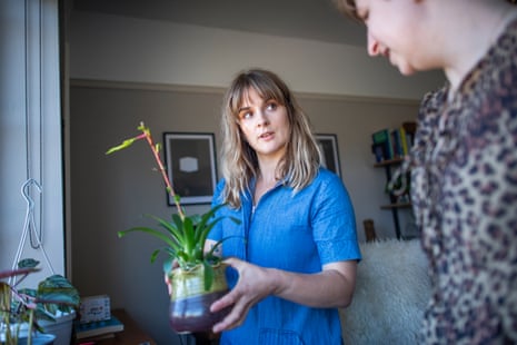 Elle Hunt taking advice from B’Leaf’s Claire Bright