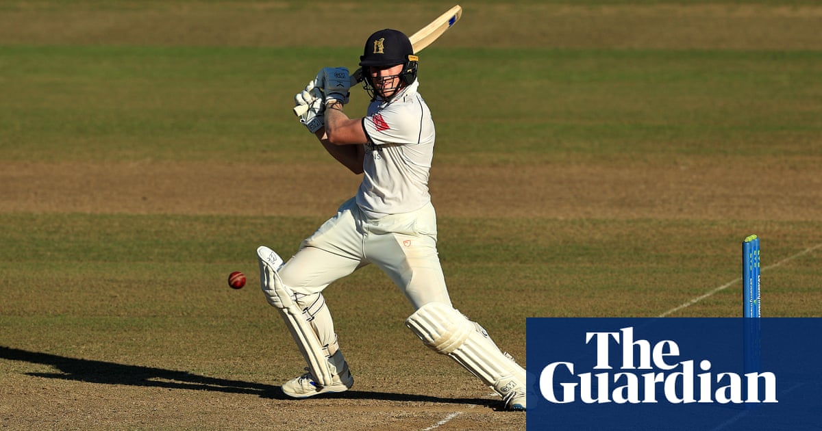 Rob Yates takes Warwickshire’s title fight with Lancashire to final day