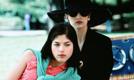 Selma Blair and Sarah Michelle Gellar in a scene from Cruel Intentions