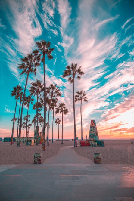 For this photo, the colours of the famous graffiti palm trees in Venice Beach compliment the colours created in the sky from the sunset. Make sure you move around and take shots from different angles and locations. This way you are done shooting you have a variety of photos and not just the same shots from a single spot. And don’t leave too early! Sometimes after the sun has fully set the sky lights up with amazing colours. The last thing you want is watch the sky light up while you are driving away from the beach.