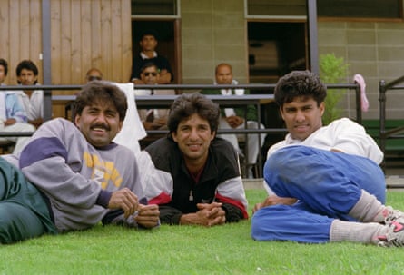 Javed Miandad, Wasim Akram et Waqar Younis se détendent lors de l'ODI Pakistan-Afrique du Sud au Manuka Oval de Canberra le 15 février 1992