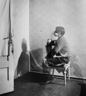 Floris M Neusüss: Stuhlbild, Berlin, 1976 Floris M Neusüss deals with the relationship between the photographic image, space and the human figure in an increasingly media-reflexive manner. The technical processes of photography, such as multiple exposure, play a central role in his oeuvre. Neusüss has dealt with this topic intensively, both practically and theoretically