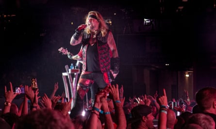 وینس نیل از گروه راک Mötley Crüe در طول تور استادیوم در کنسرت Petco Park اجرا می کند.  تور استادیوم 2022: سن دیگو، کالیفرنیا، ایالات متحده آمریکا - 28 اوت 2022