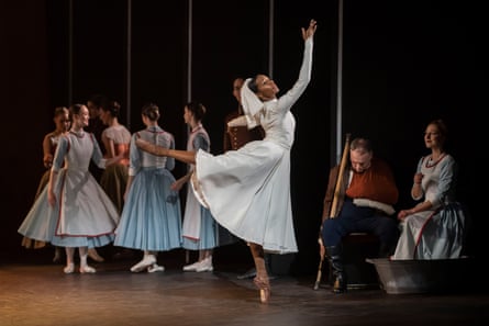 Precious Adams dans le rôle de Sister Clemence dans Raymonda de Tamara Rojo par l'English National Ballet.