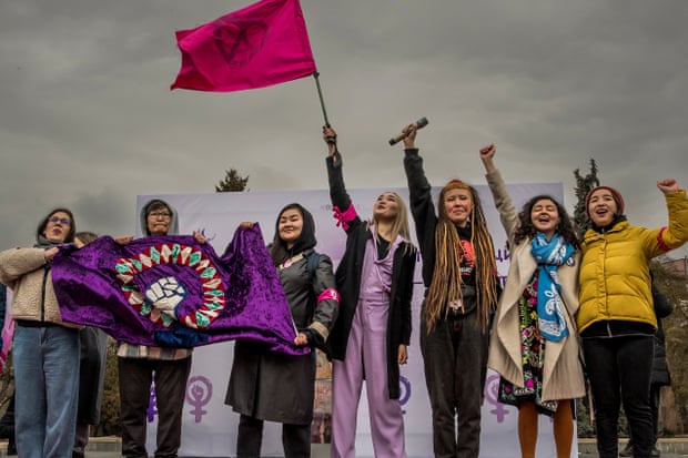 A Almaty, ville plus politique, plus jeune et plus contestataire du Kazakhstan, les organisatrices de la marche pour la journée de la femme organisée par Feminita, KazFem, SVET, FemAgora, et FemSreda, des groupes féministes saluent le millier de participants.
