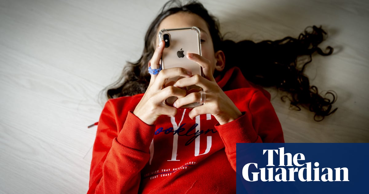 ‘Fear of missing out’ keeping girls and young women online despite sexism ‘Fear of missing out’ keeping girls and young women online despite sexism