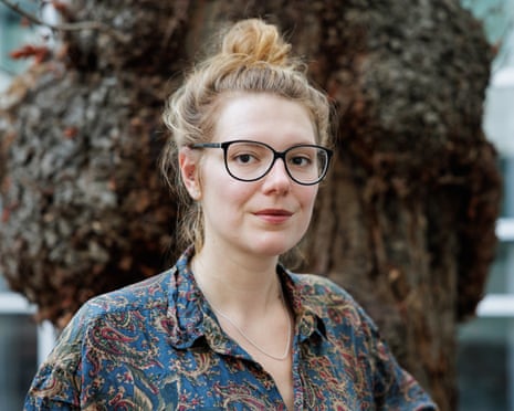 The journalist Patricia Nilsson stands in front of a tree.