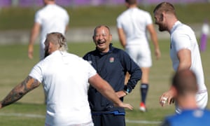 Eddie Jones se ve relajado durante la última sesión de entrenamiento de Inglaterra en Japón.