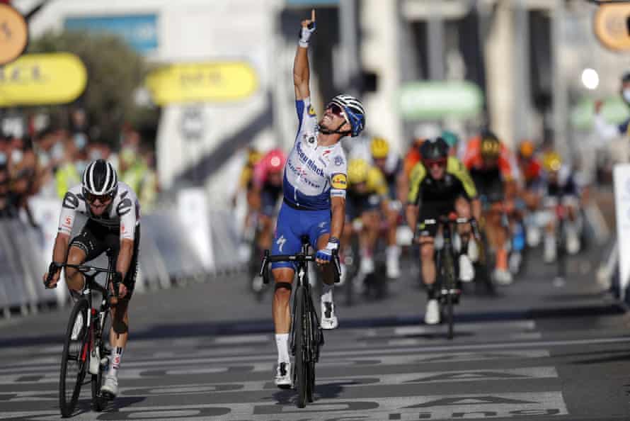 Alaphilippe wins the second stage and points to the sky in tribute to his father who died last June.