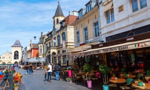 Các nhà hàng trong khu phố cổ Valkenburg aan de Geul.