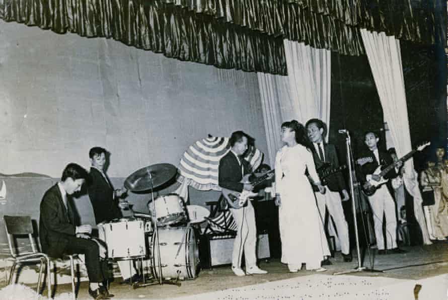 Phoung Tâm performing at the Miss Vietnam Beauty Pageant with the Khánh Băng band, Saigon, 1965.